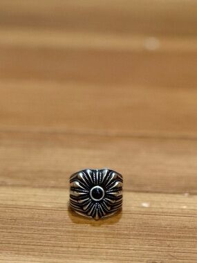 Gucci Silver Floral Carved Ring